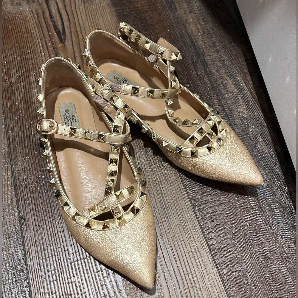 Valentino’ golden flats